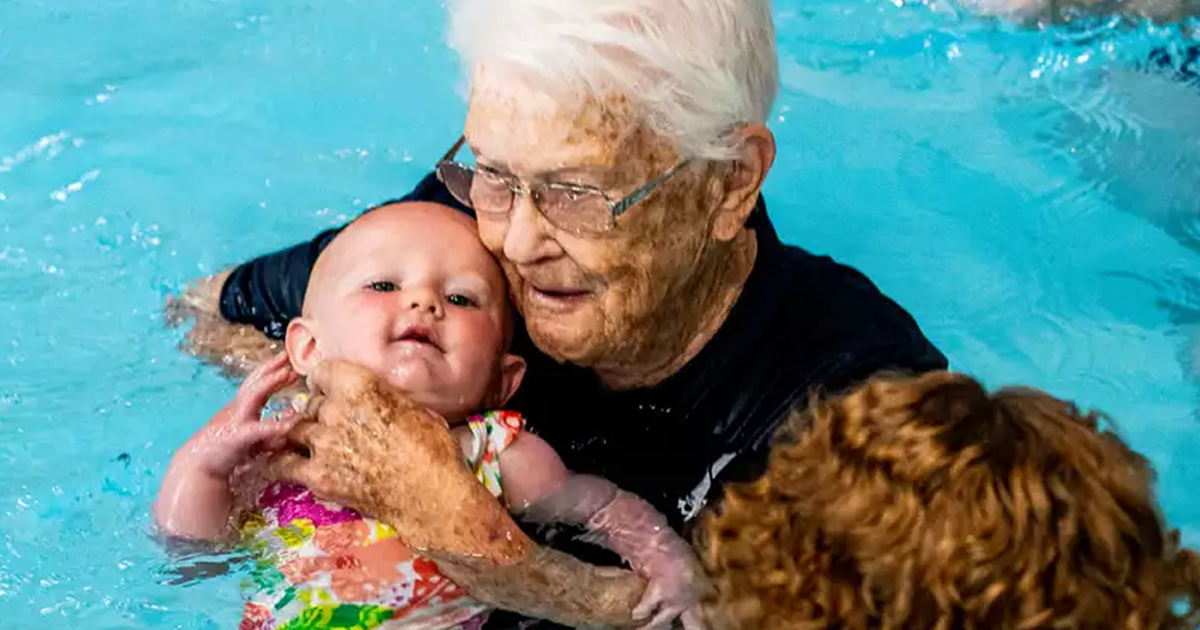« Ça me rend heureuse » : cette femme de 102 ans apprend toujours à des bébés à nager