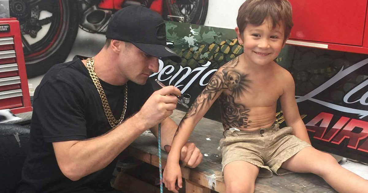 Cet artiste tatoue des enfants et explique pourquoi c’est important pour eux