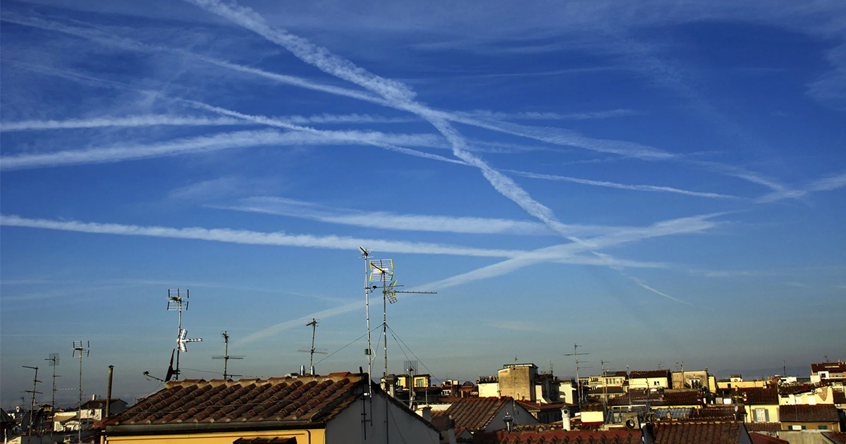 Ces contrails qui apparaissent dans le ciel et suscitent des théories du complot ont une explication rationnelle