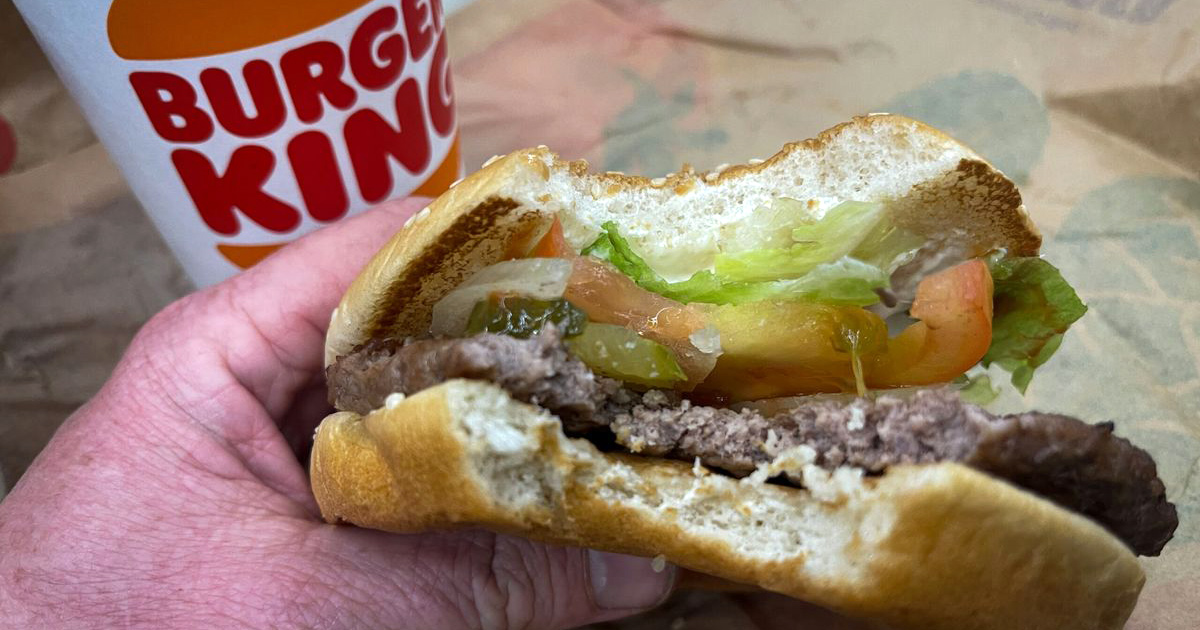 Burger King est poursuivi en justice pour avoir prétendument induit les clients en erreur en affichant sur les menus des hamburgers Whopper plus grands que la taille réelle.