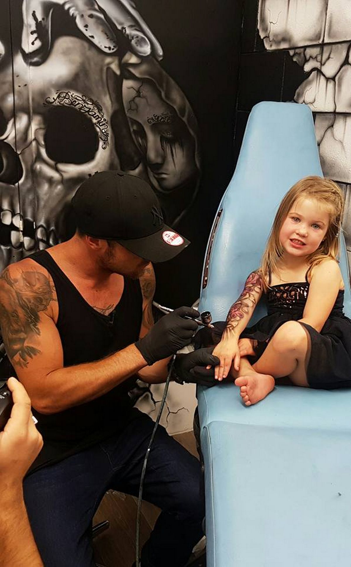 Le tatoueur Benjamin Lloyd réalise des tatouages à l'aérographe sur des enfants, ce qui suscite la controverse.