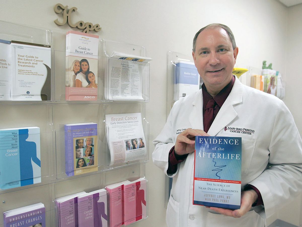 Le Dr Long a fondé la Near-Death Experience Research Foundation en 1998, après avoir été fasciné pendant son internat en médecine.